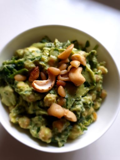 Kicherbsen-Avocado Dip mit Cashews