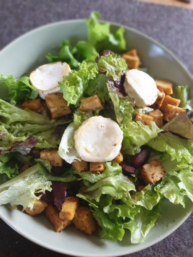 Blattsalate mit Tempeh & Ziegenkäse